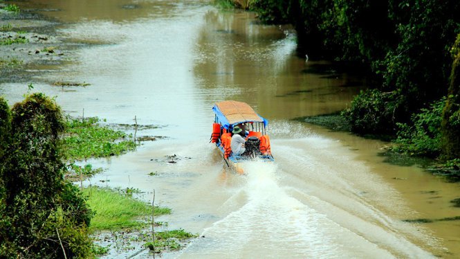Chiếc thuyền đưa kh&aacute;ch tham quan rừng &ndash; Ảnh: XU&Acirc;N LỘC
